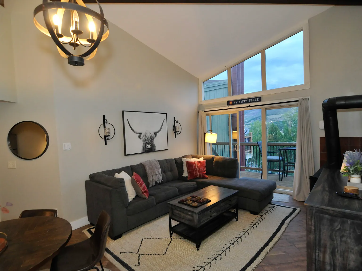 3 bed, 975 sqft, $3,200 — Photo 2