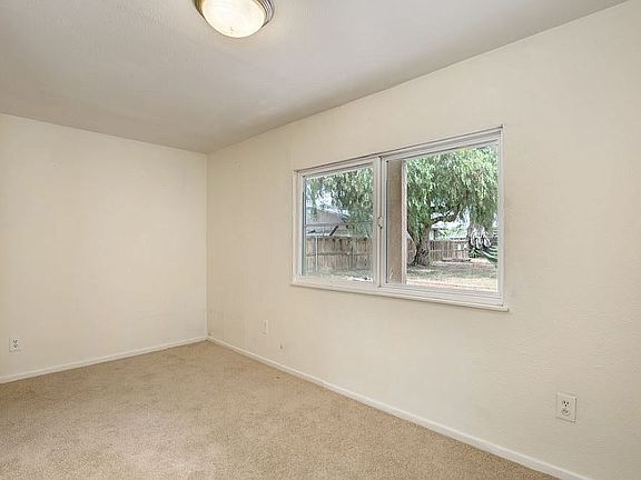 3rd image of 12516 Castle Court Dr