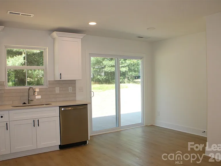 562 W Park Ave #A — Photo 3