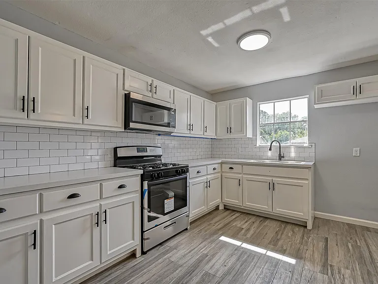 8623 Valley Forest Dr — Photo 15