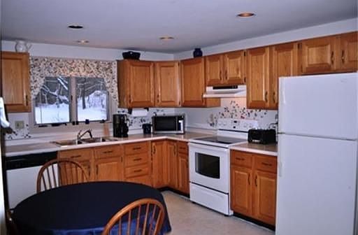 4th image of 51 Jerdens Ln