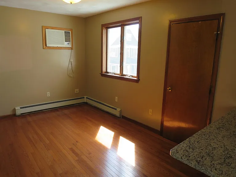 1 Winchester Pl — Photo 3