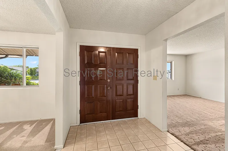 3 bed, 2.0 bath, 2076 sqft, $3,000 — Photo 4