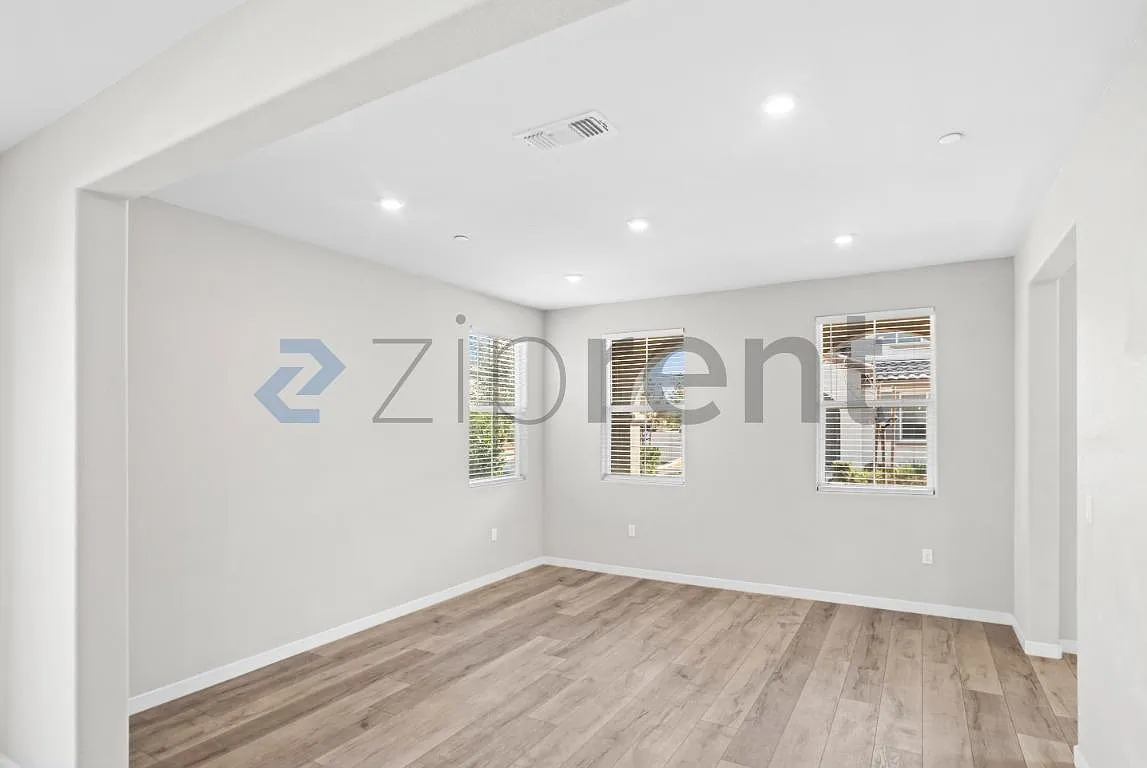 4 bed, 2.5 bath, 1900 sqft, $3,600 — Photo 4