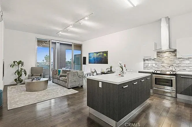 1 bed, 957 sqft, $3,599 — Photo 3