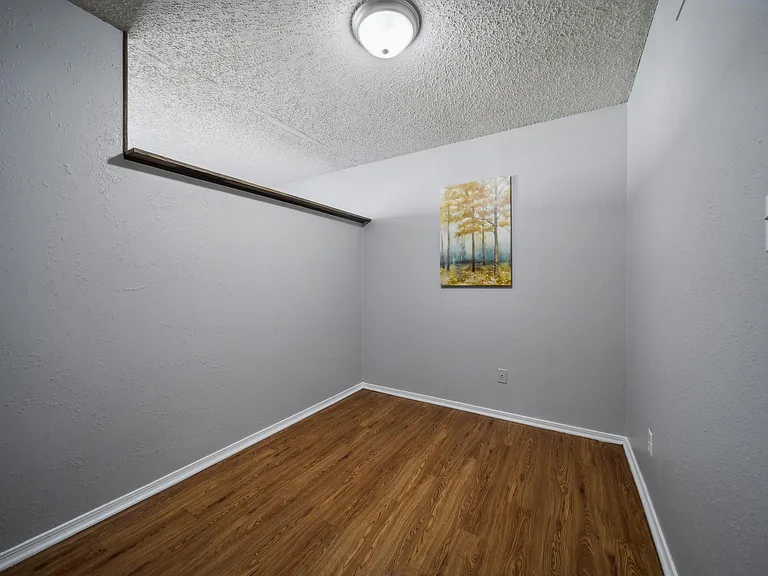 Shady Hollow Apartments — Photo 9