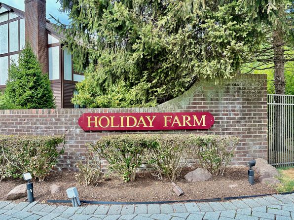 48 Holiday Ct #48