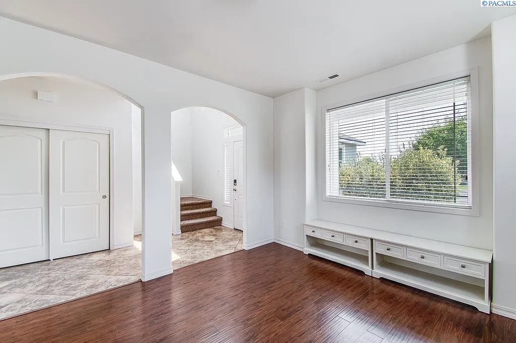 3 bed, 2.5 bath, 2385 sqft, $2,825 — Photo 2