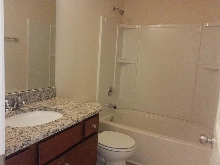 Common bath upstairs