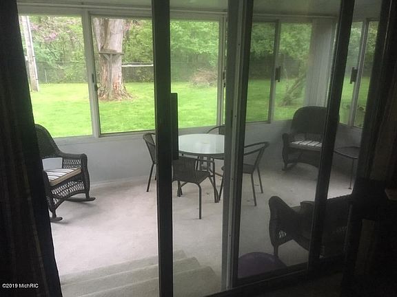 5th image of 842 W Park Dr