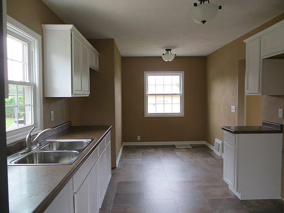 3rd image of 437 N Oakhill Ave