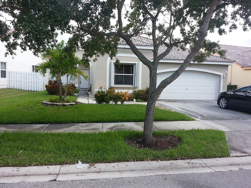 1st image of 825 Savannah Falls Dr