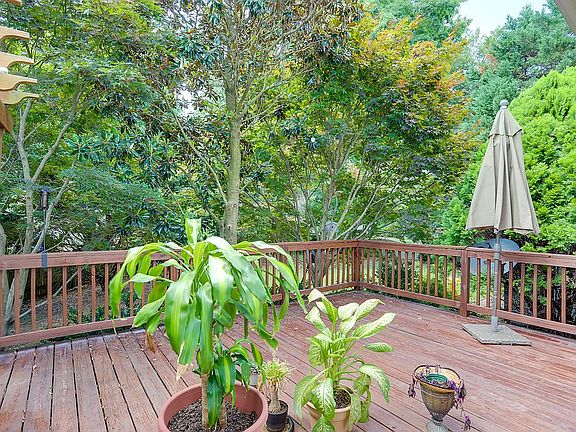 5th image of 6713 Castlewood Cir