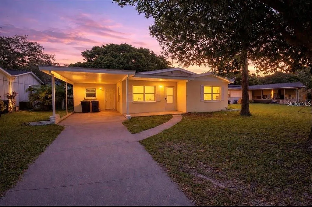 2 bed, 1.0 bath, 1053 sqft, $2,200 — Photo 1