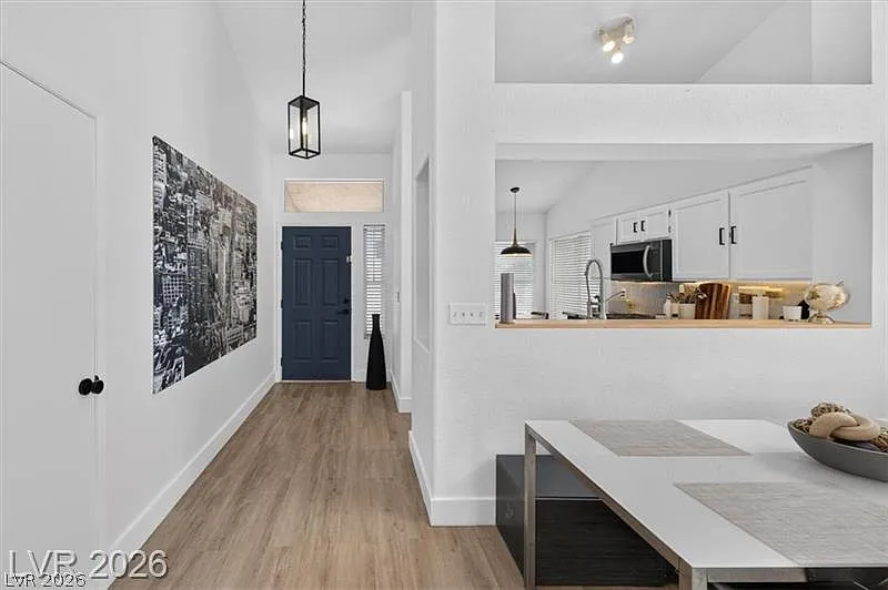 3 bed, 2.0 bath, 1263 sqft, $2,900 — Photo 4
