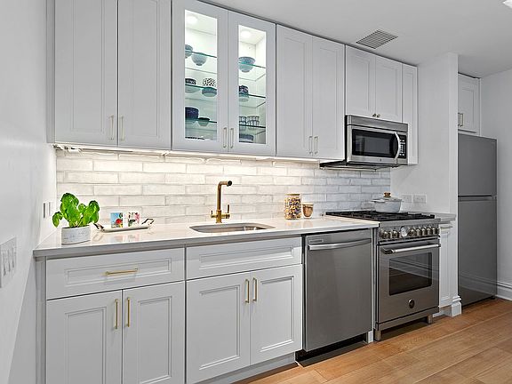 4th image of 130 E 12th St APT 6A