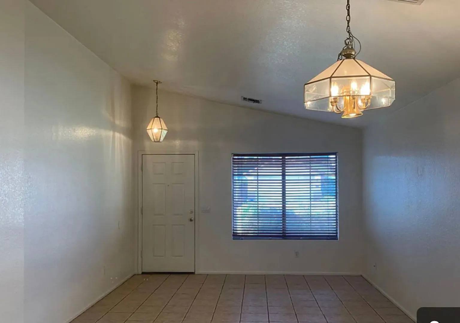 978 E Monteleone St — Photo 2