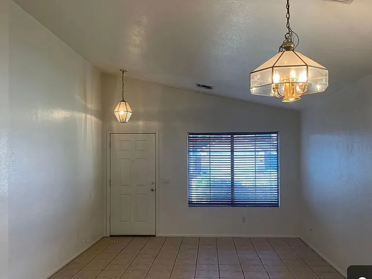 978 E Monteleone St — Photo 2