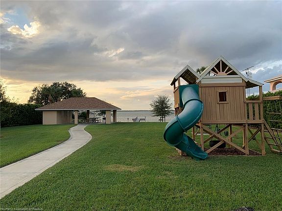 5th image of 562 Sunset Pointe Dr