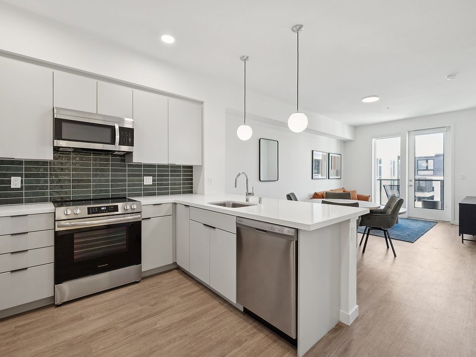 1st image of 815 S Kingsley Dr #220
