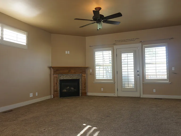222 E Belle Glenn Cir — Photo 2