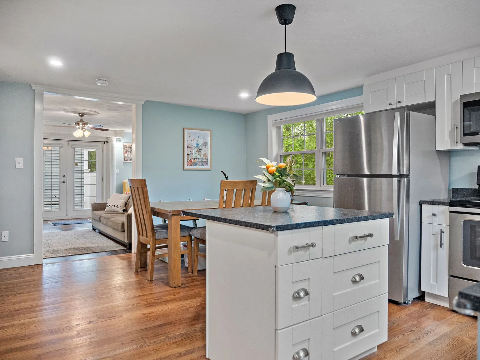 3 bed, 1210 sqft, $3,300 — Photo 3