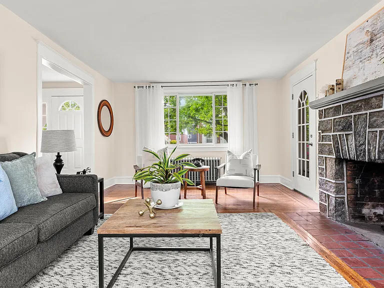 610 Saxer Ave — Photo 6