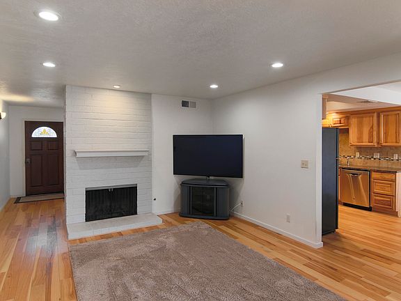 4th image of 1695 Eucalyptus Dr