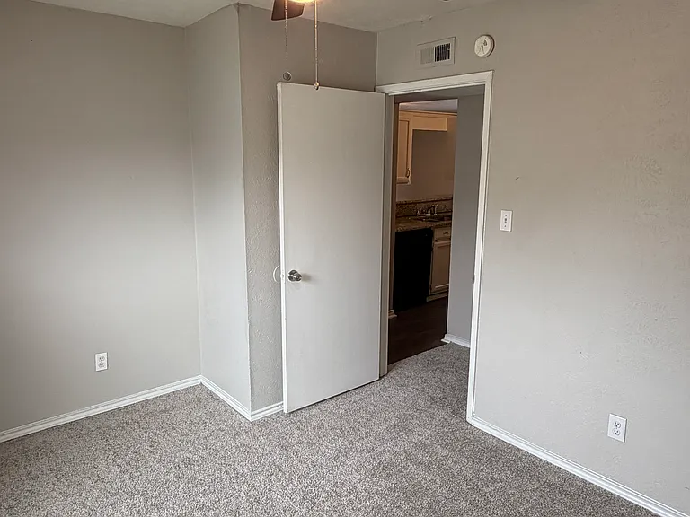 7009 Greenview Cir N — Photo 11