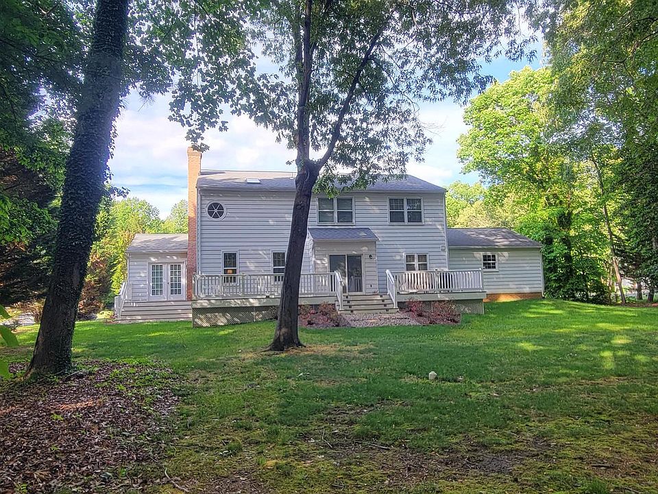 2nd image of 527 Post Oak Rd