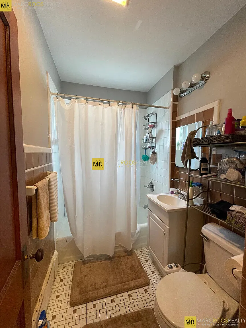 3 bed, 9999 sqft, $4,387 — Photo 1