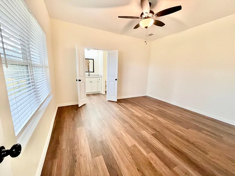 329 E Nelson St — Photo 6