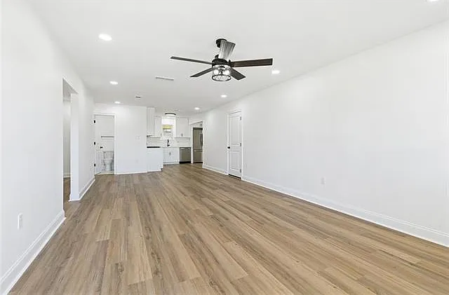 1381 Maplewood Dr — Photo 2