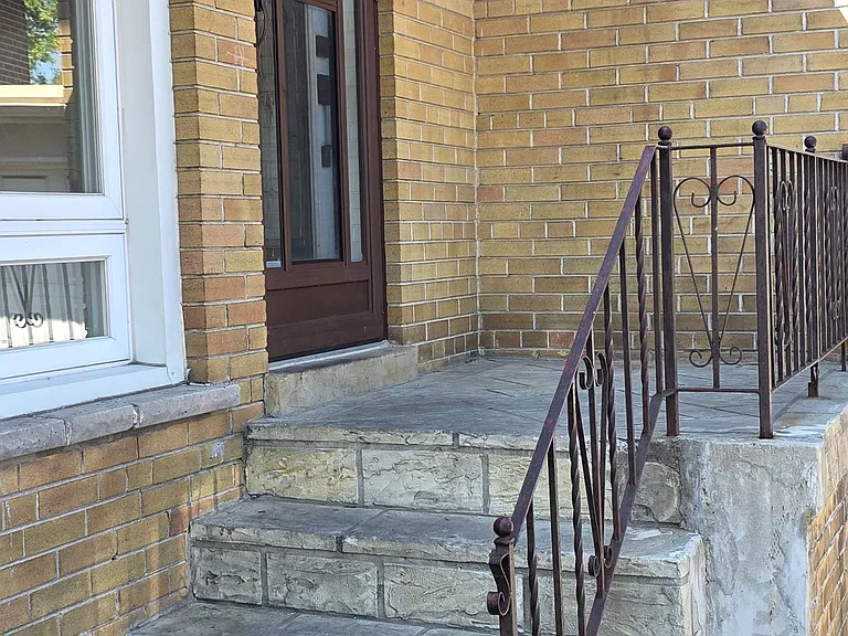 46 Cavehill Cres — Photo 2