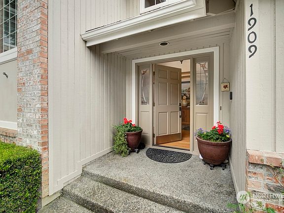2nd image of 1909 222nd Avenue NE