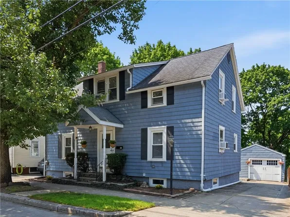 44 Ruth Ave E, Rumford, RI 02916