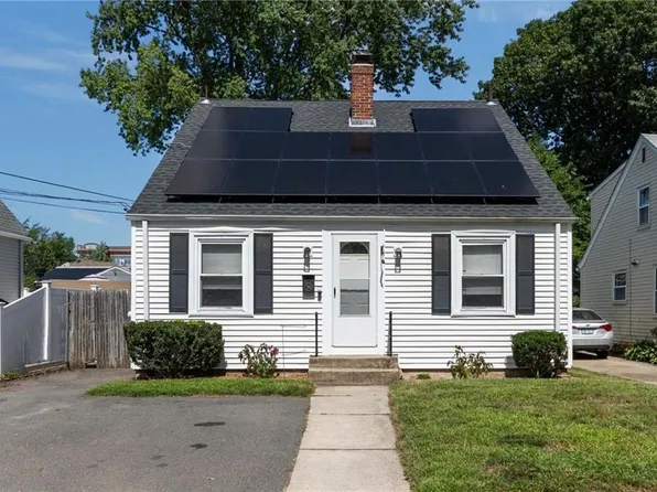 39 Wollaston St, Cranston, RI 02910