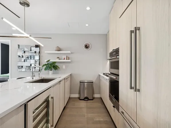 800 Avenue At Port Imperial image 10 of 33