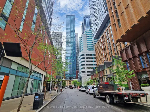 327 King St W #703, Toronto, ON M5V 1J5