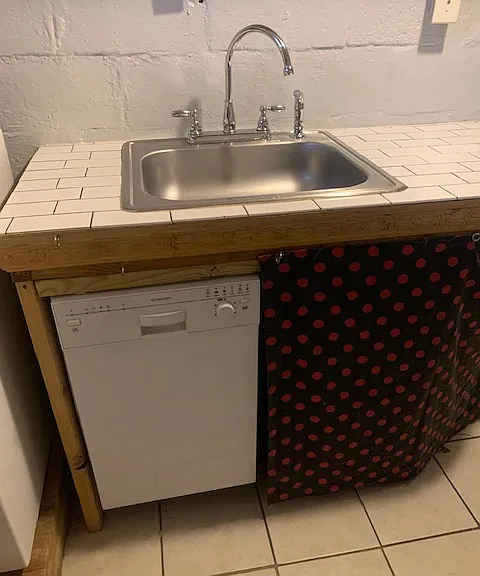 Kitchen - dishwasher beneath sink