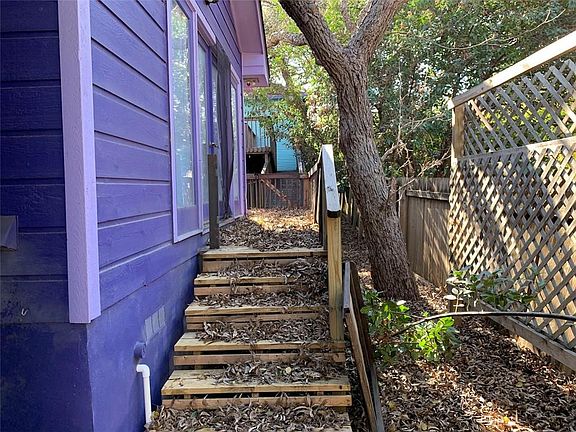 3rd image of 107 W Johanna St