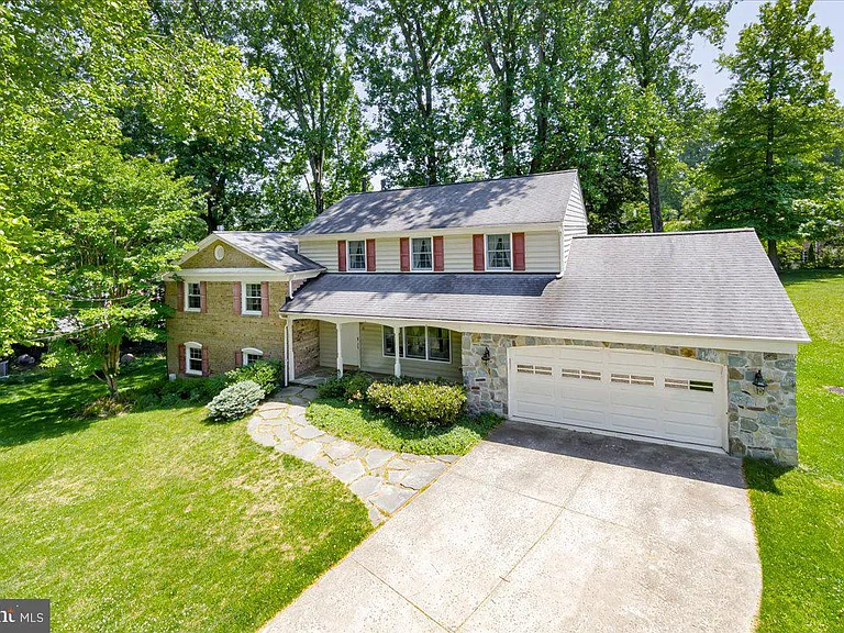 4 Sussex Ct — Photo 1