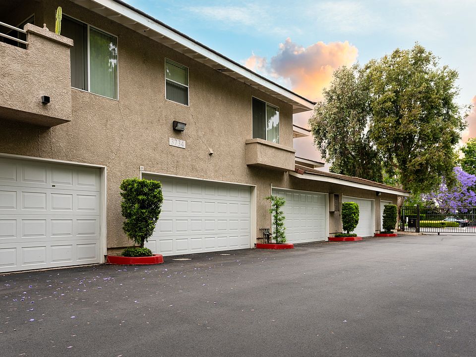 Attached Private 2 Car Garage