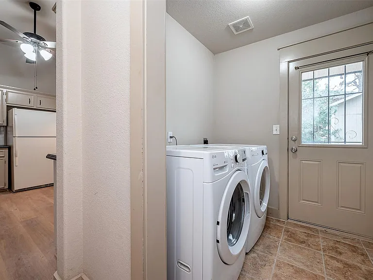 1216 Campbell St — Photo 23