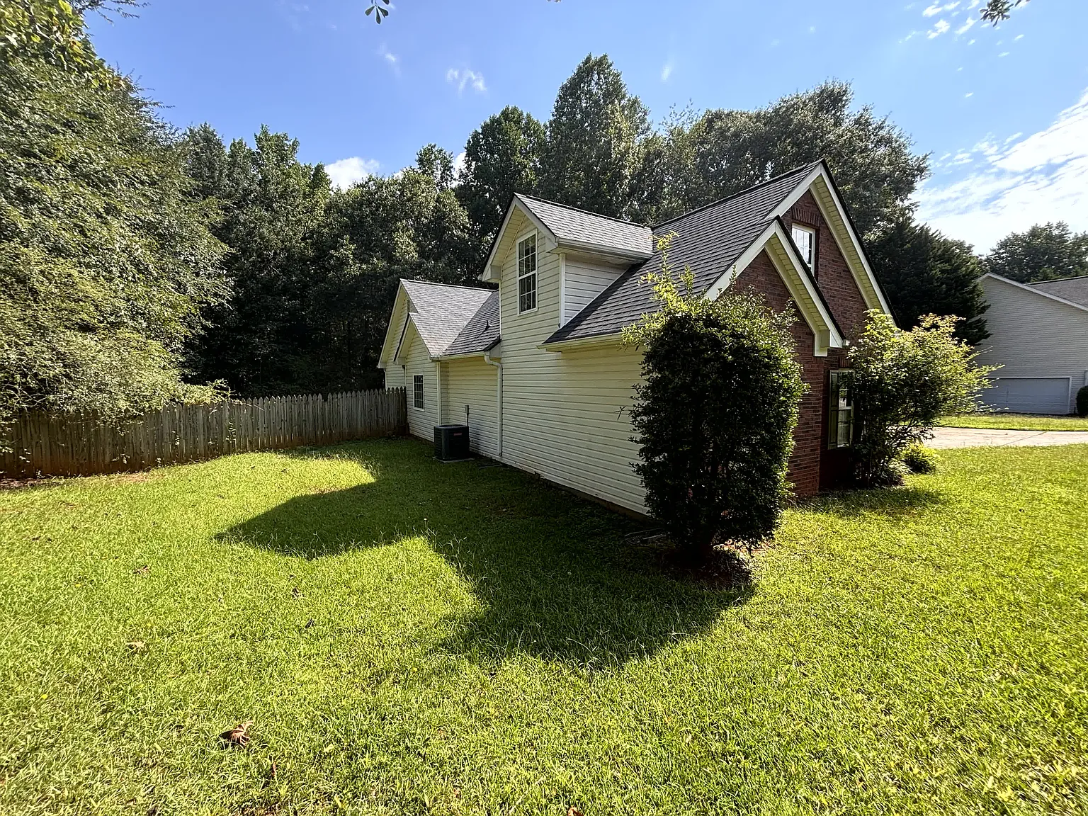4 bed, 2.0 bath, 2018 sqft, $1,875 — Photo 4