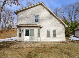 7373 Valley Dr, Brighton, MI 48116