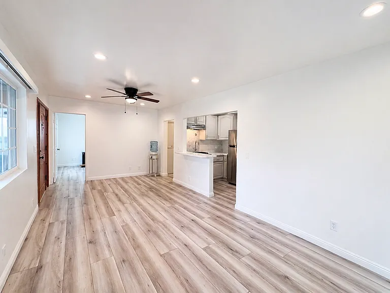 1084 Walnut Ave — Photo 3