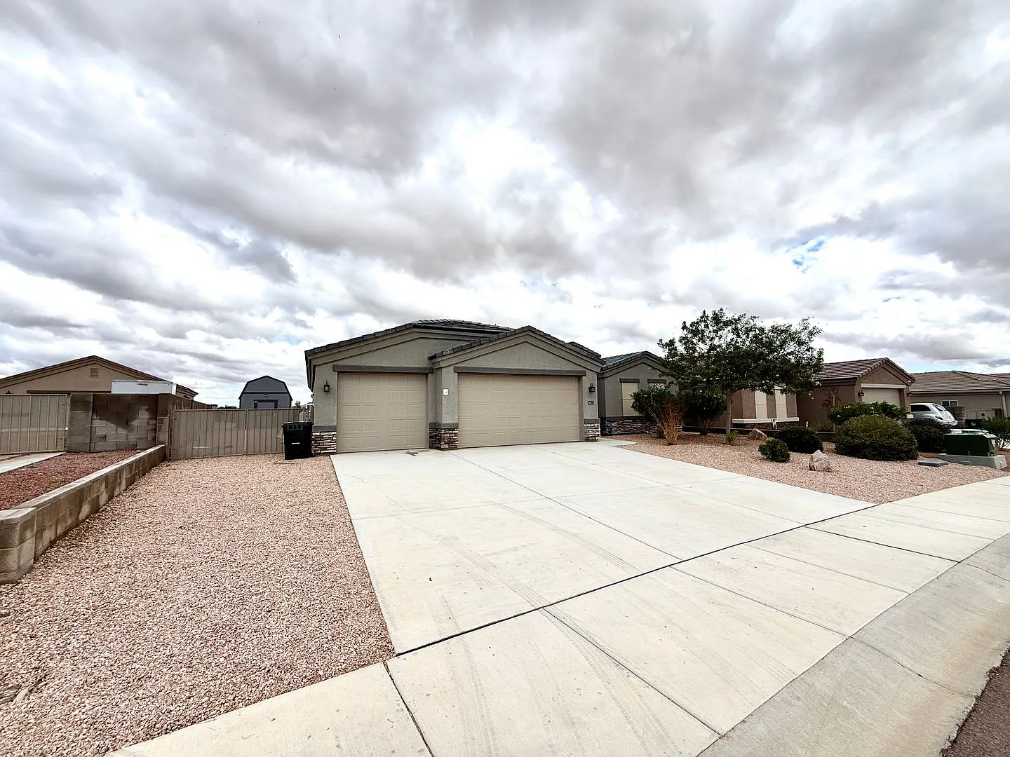 Beautiful 2023-Built 4-Bedroom Home with Solar, Mountain Views & 3-Car Garage — Photo 3