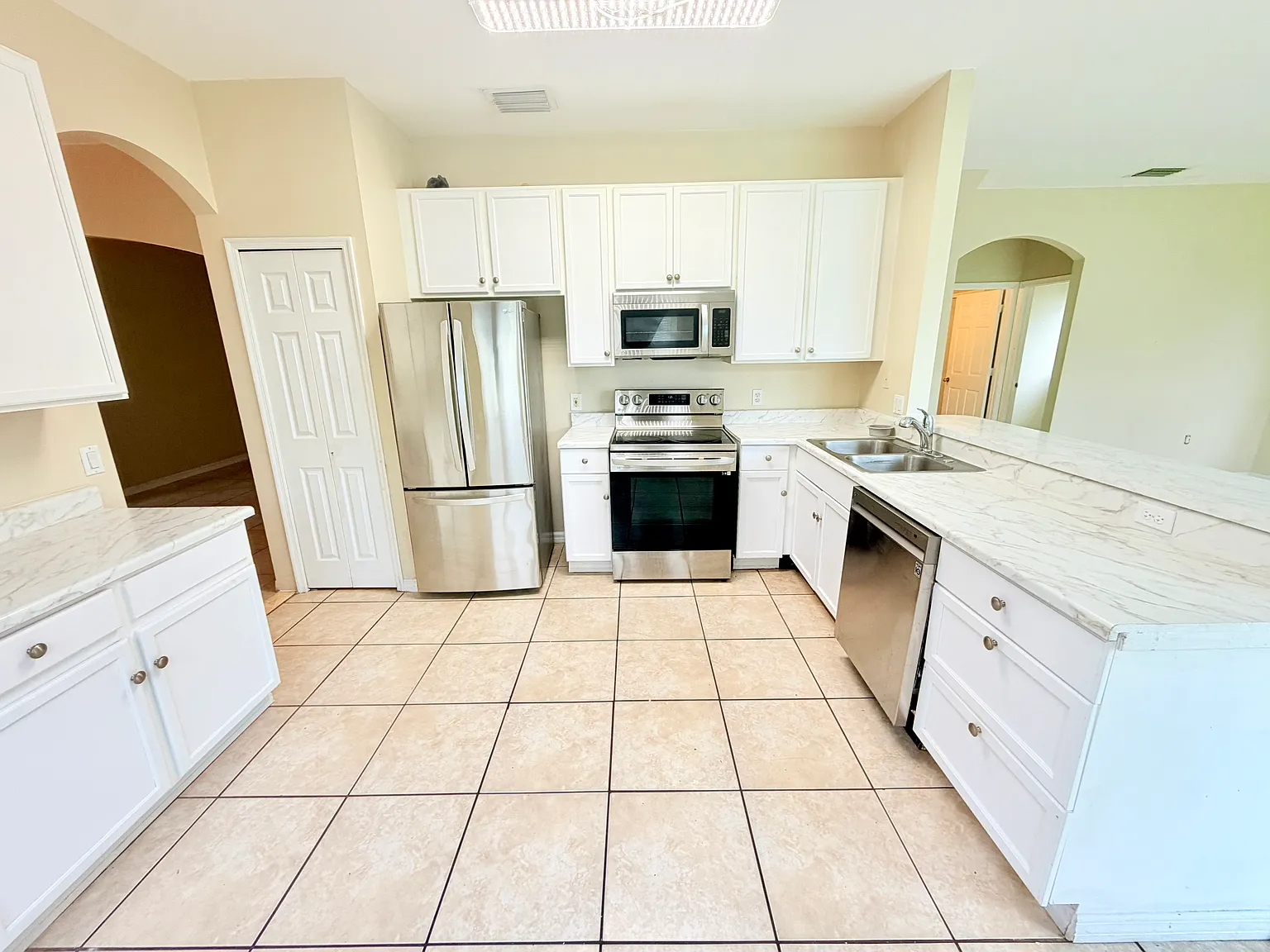 4 bed, 2388 sqft, $2,395 — Photo 4