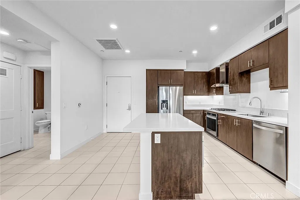 2 bed, 1088 sqft, $3,750 — Photo 4